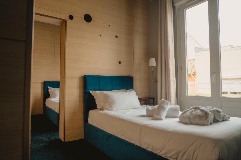 Twin Room with City View image 1