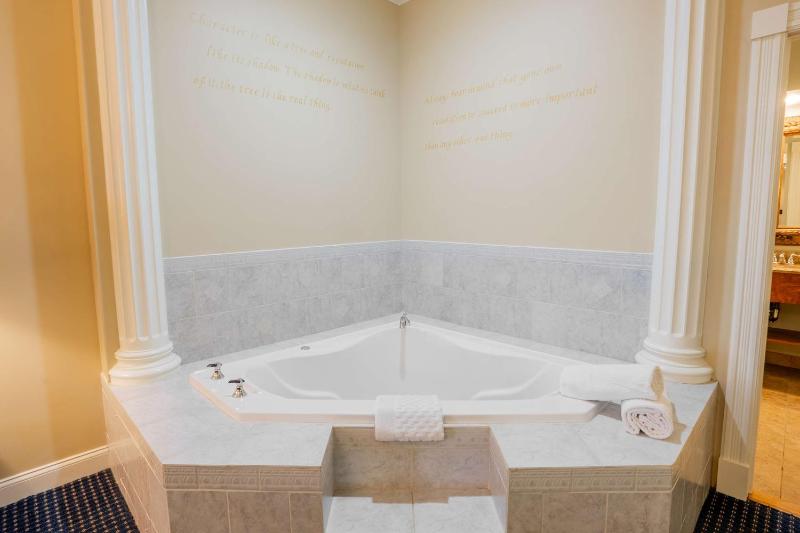 King Suite with Jacuzzi and Fireplace - Lincoln Theme/Non-Smoking image 4