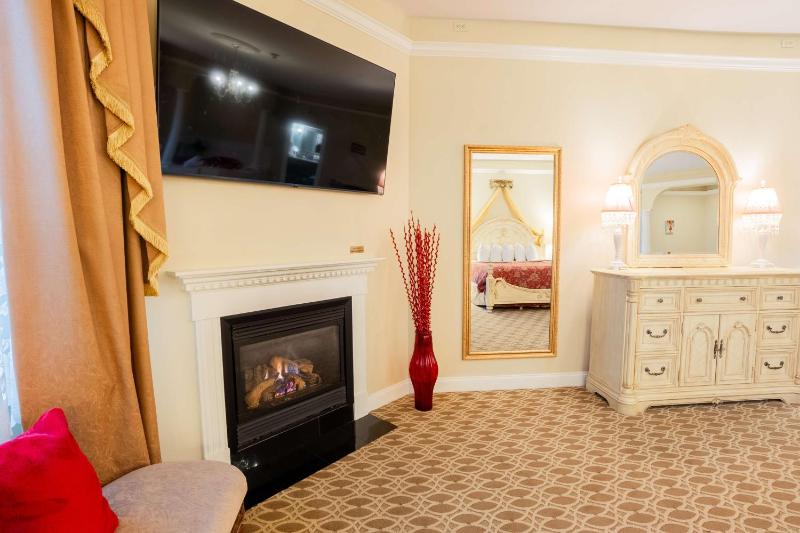 Romantic King Suite with Jacuzzi and Fireplace - Non-Smoking image 3
