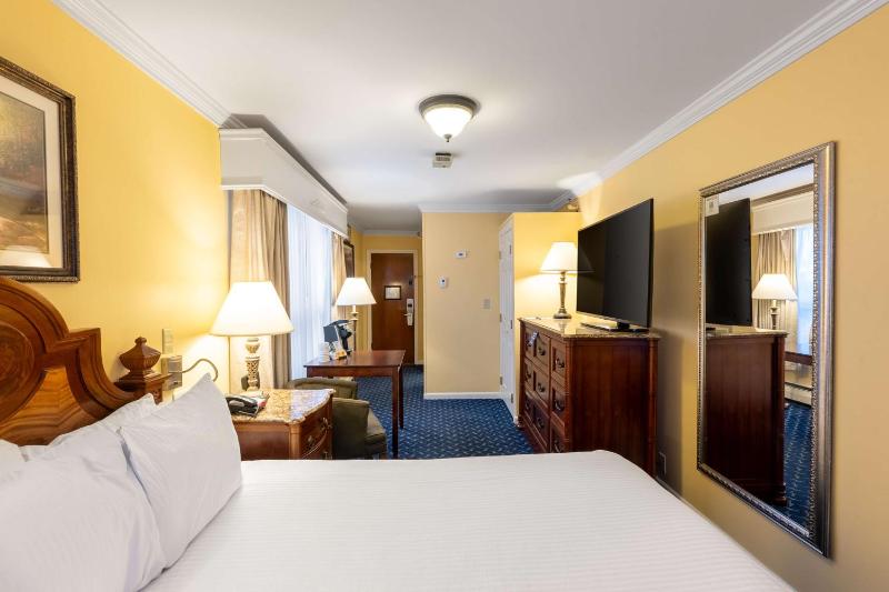 Queen Room - Pet Friendly/Non-Smoking image 2