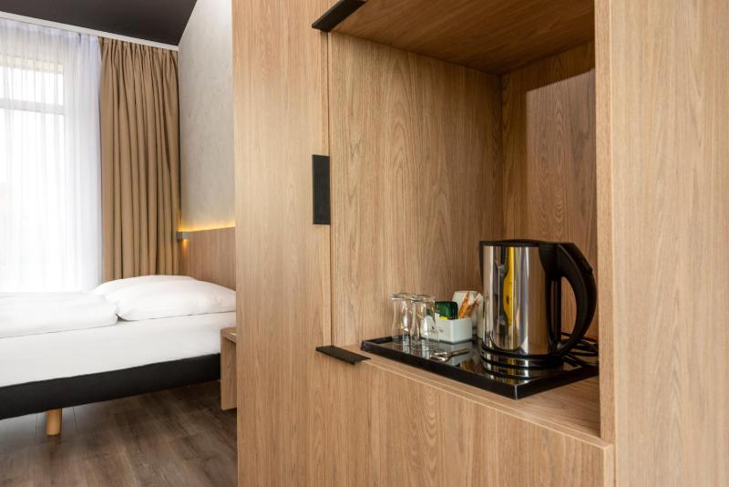 Standard Twin Room image 4
