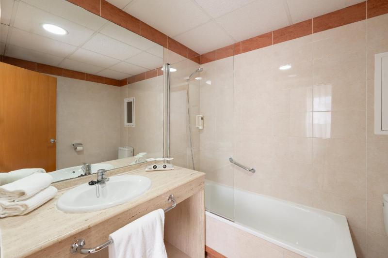 Twin Room with Terrace (2 Adults) image 1