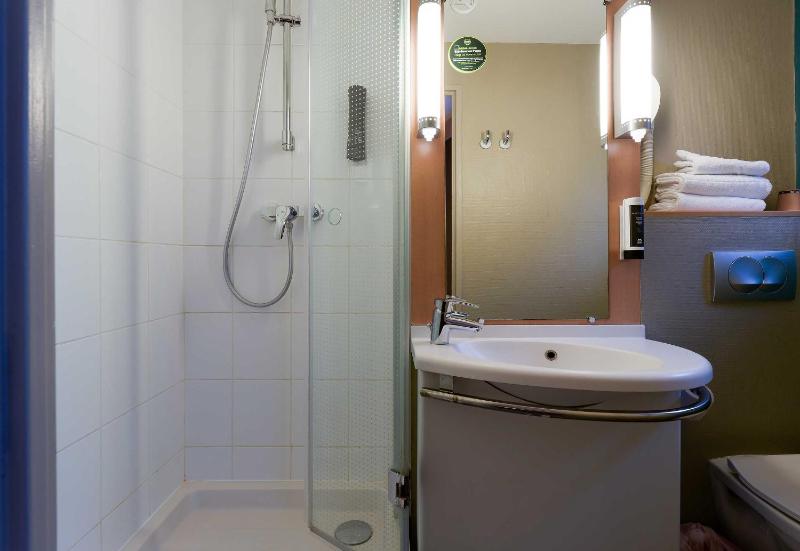 Standard Double Room image 3