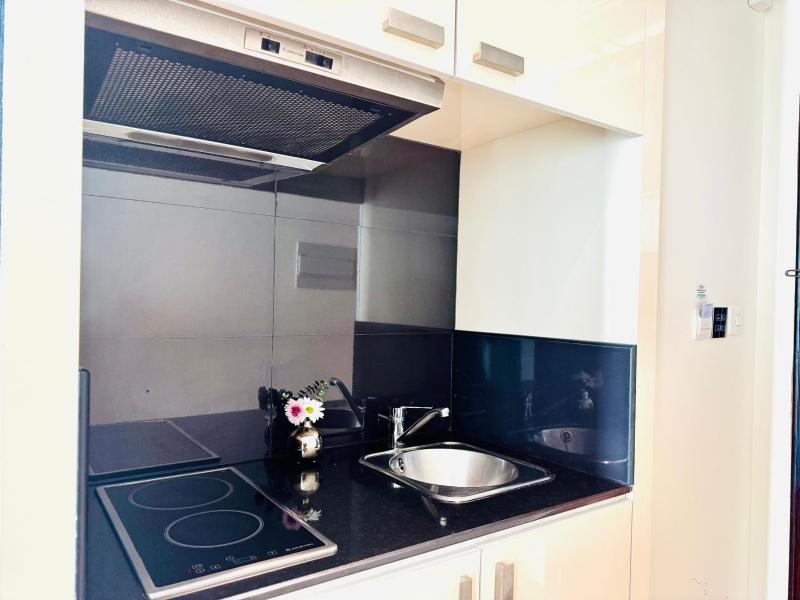 Queen Bed, Studio Room with Kitchenette image 2