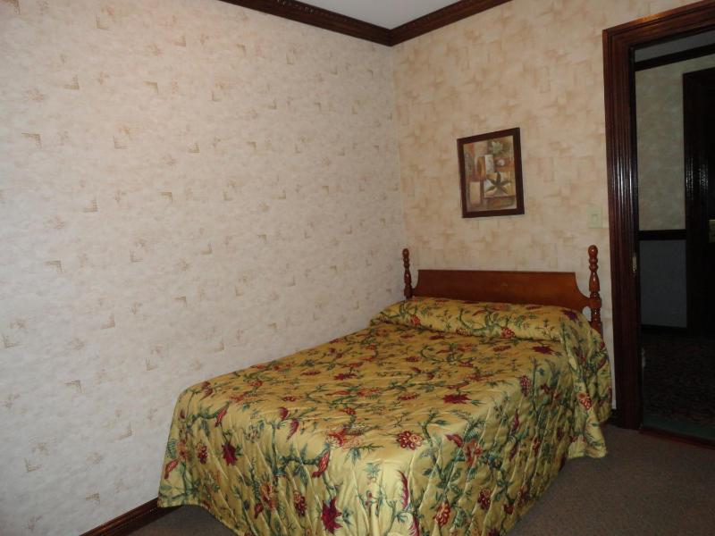 Queen Room with Shared Bathroom image 3