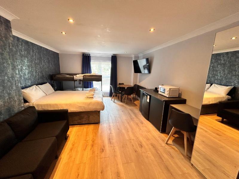 Deluxe Family Suite image 1