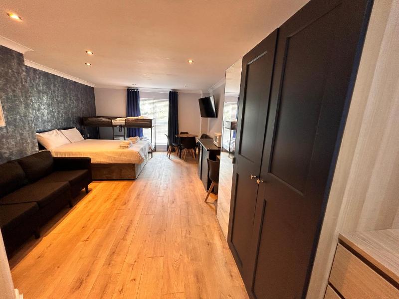 Deluxe Family Suite image 3