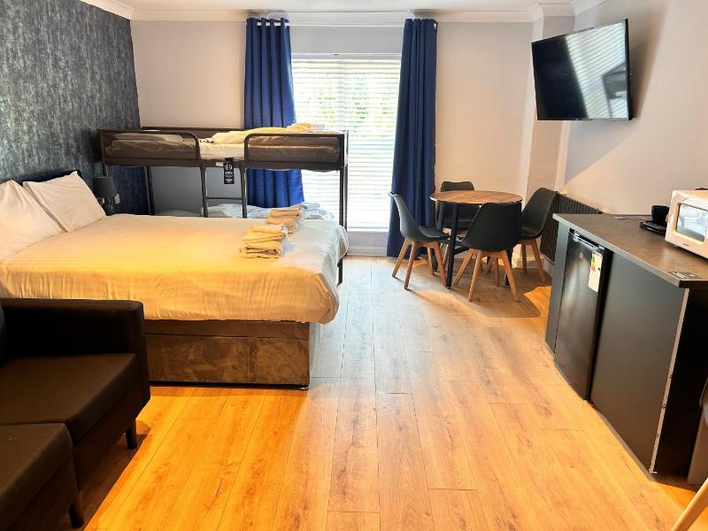 Deluxe Family Suite image 2