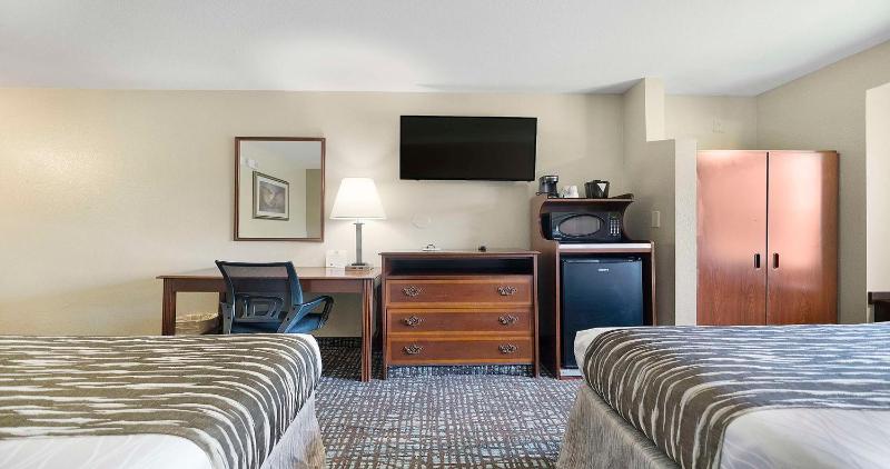 Queen Room with Two Queen Beds - Pet Friendly image 3