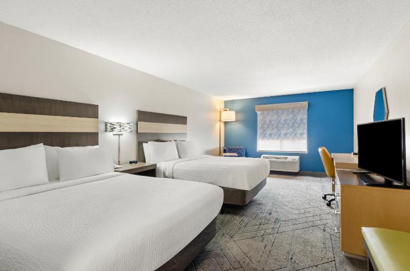 Standard Queen Room with Two Queen Beds and Mobility Accessible Tub image 1
