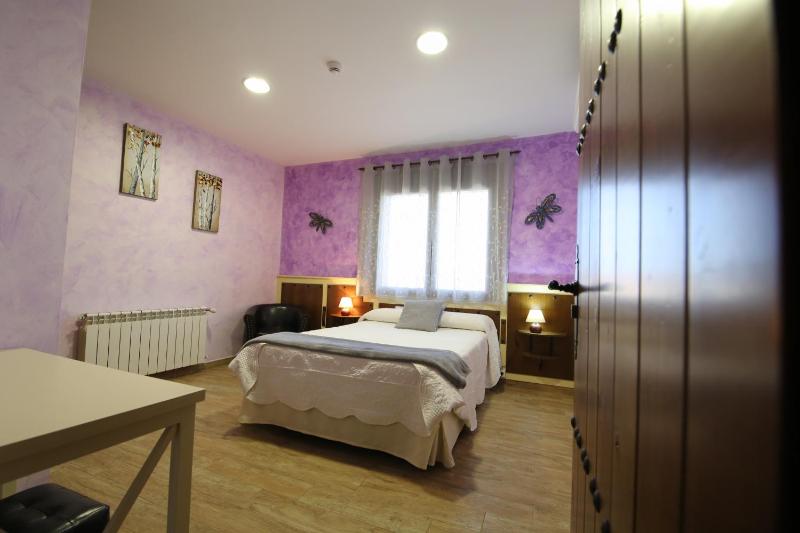 Double Room with Pool View image 3