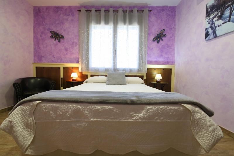 Double Room with Pool View image 2