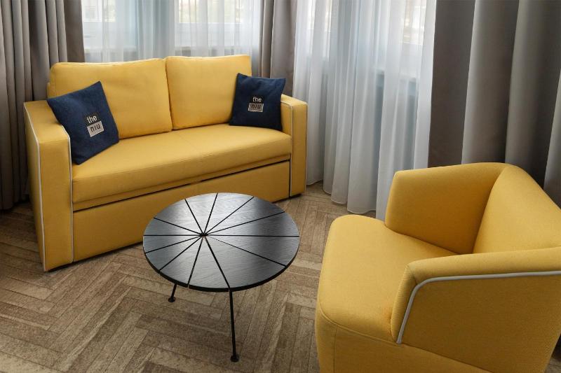 Premium Queen room with single sofa bed image 4