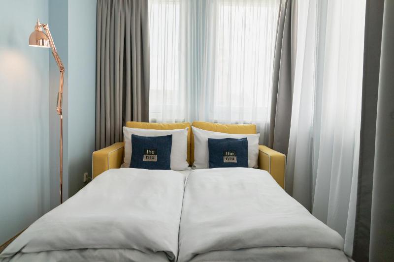 Premium Queen room with single sofa bed image 3