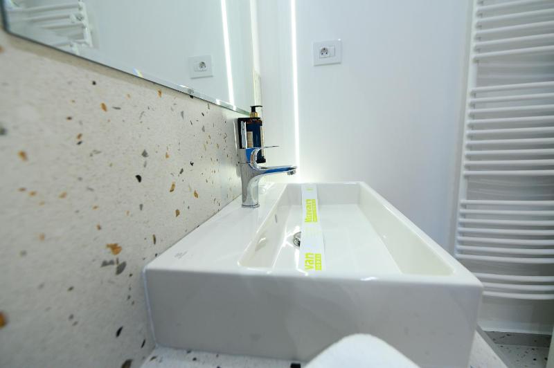 Deluxe Twin Room image 2