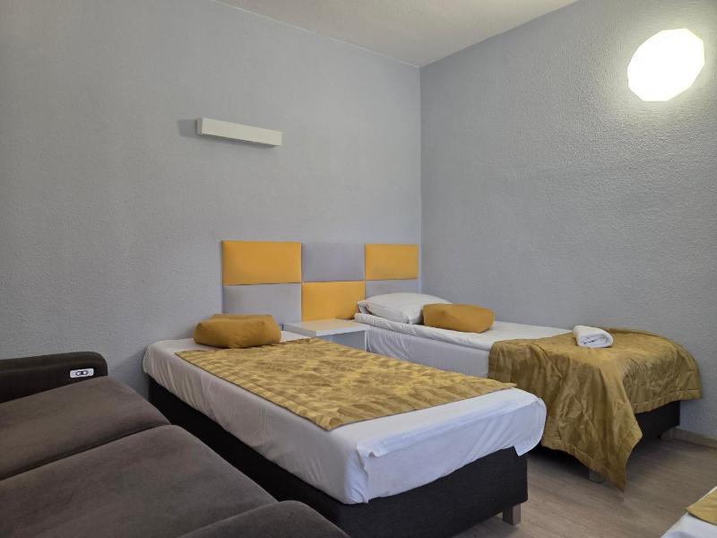 Twin Room image 4