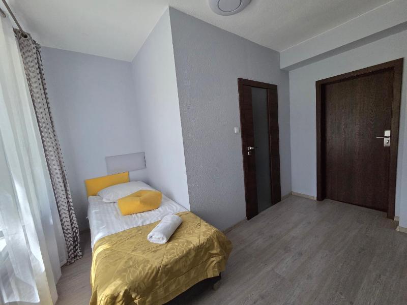 Twin Room image 2