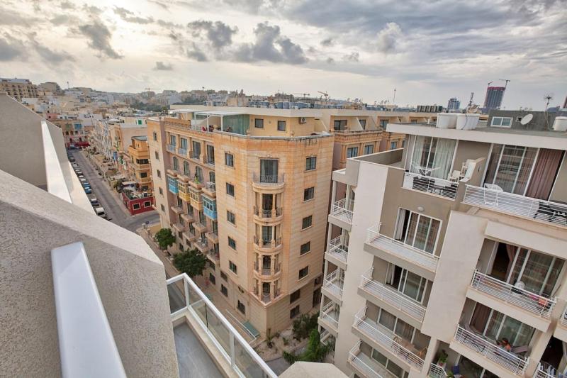 Mercury Penthouse Suite - Sliema Centre - By Haven & Keys Malta - image 1