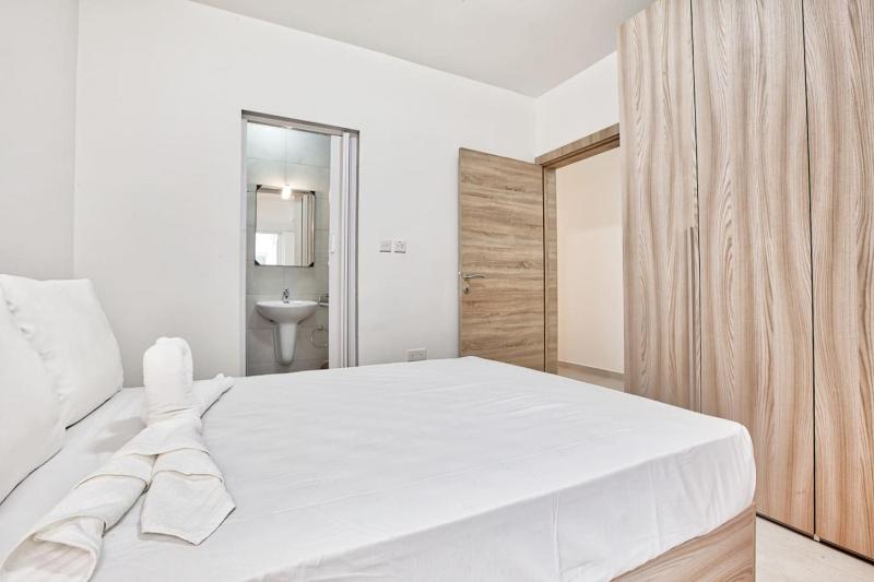 Mercury Penthouse Suite - Sliema Centre - By Haven & Keys Malta - image 2