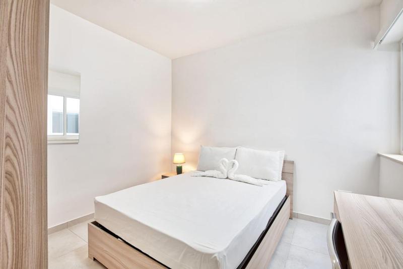 Mercury Penthouse Suite - Sliema Centre - By Haven & Keys Malta - image 8