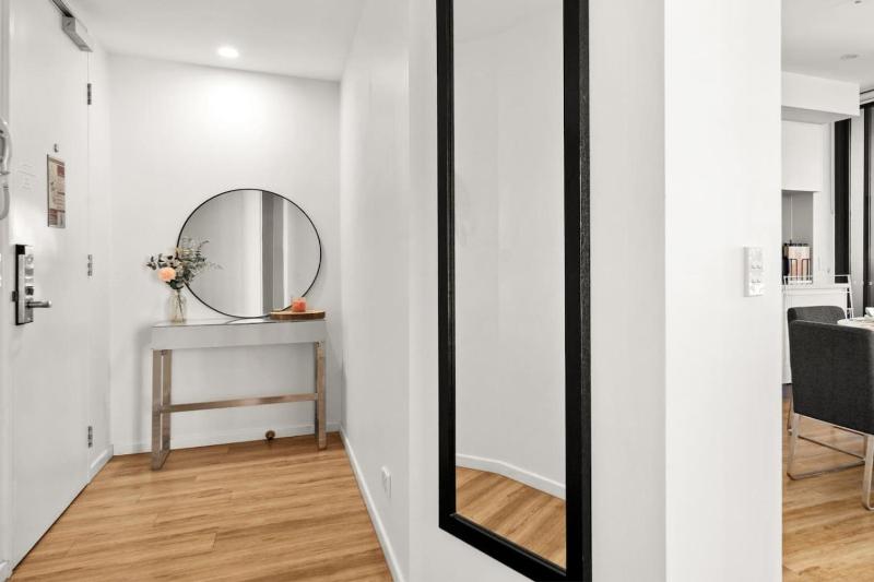 Chic 1BR Getaway Steps from Beach and Surfers Paradise - image 1