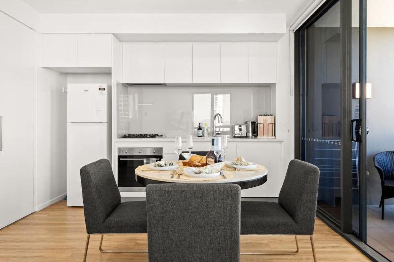 Chic 1BR Getaway Steps from Beach and Surfers Paradise - image 12