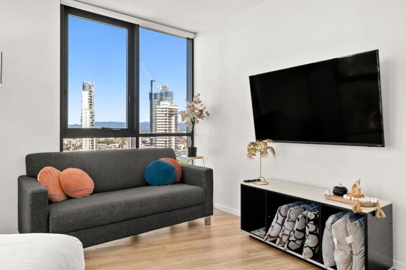 Chic 1BR Getaway Steps from Beach and Surfers Paradise - image 9