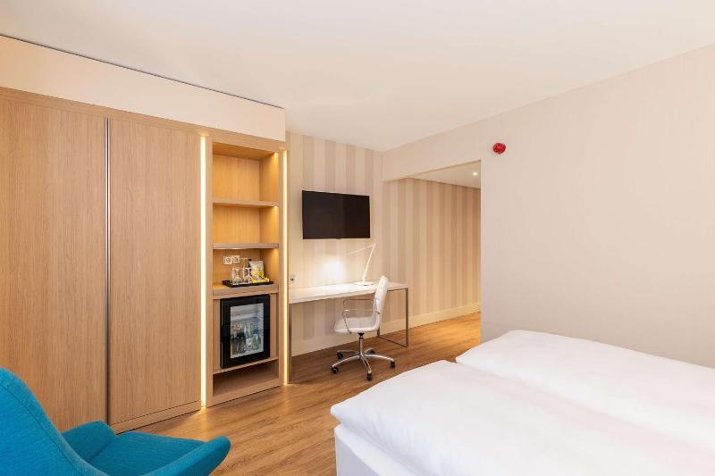 Standard Double Room image 3