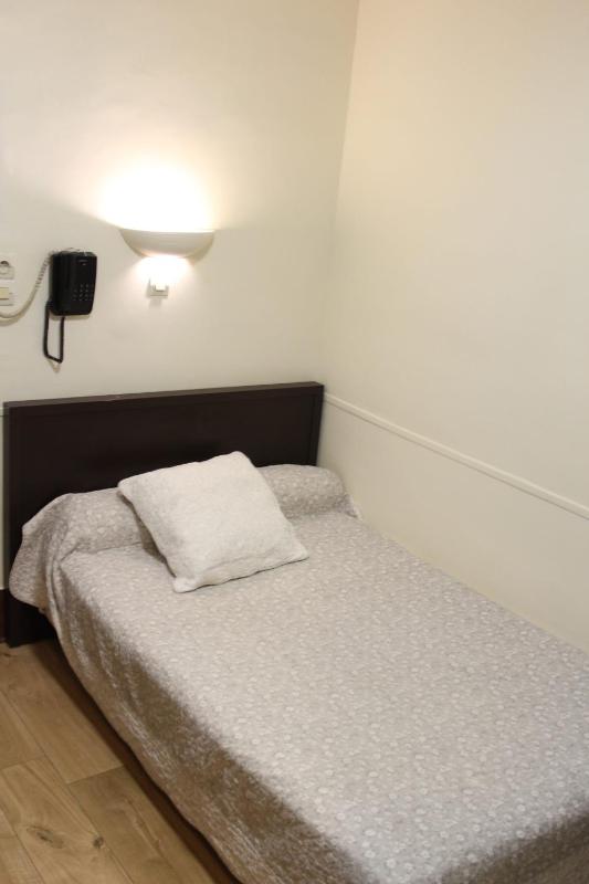 Single Room image 3
