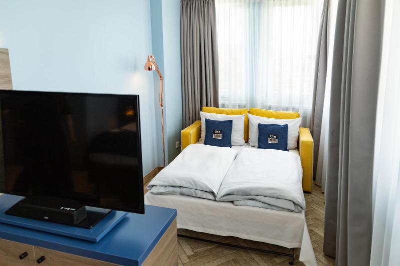 Premium Queen room with single sofa bed image 2