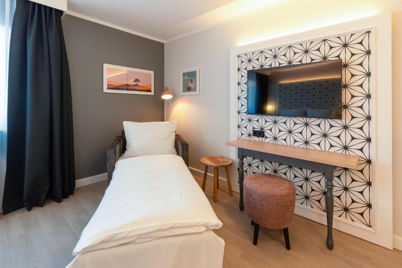 Standard Queen Room with Sofa Bed - Non-Smoking image 3