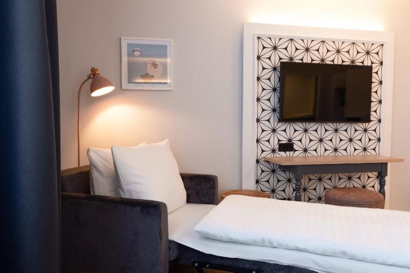 Standard Queen Room with Sofa Bed - Non-Smoking image 2