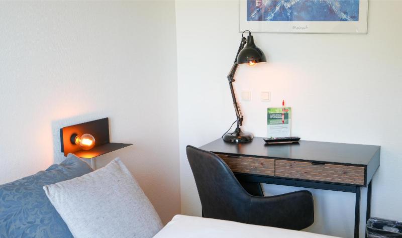 Standard Double or Twin Room image 4