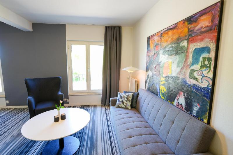 Family Room image 3