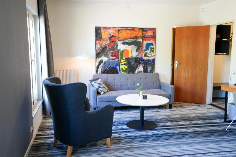Family Room image 4