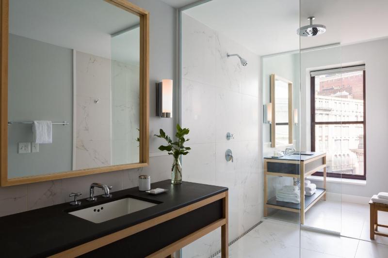 Premium King Room with Walk-In Shower and City View image 2