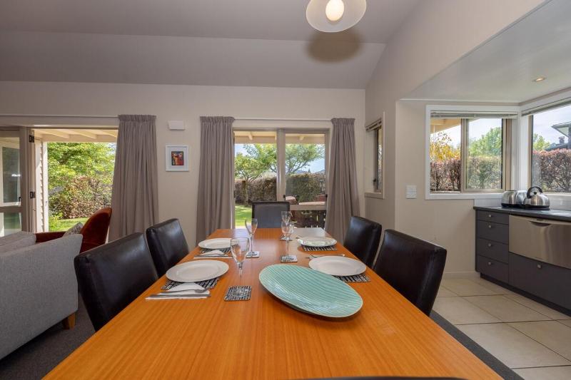 Meadowstone Villa | Cosy with Gas Fireplace & BBQ - image 17