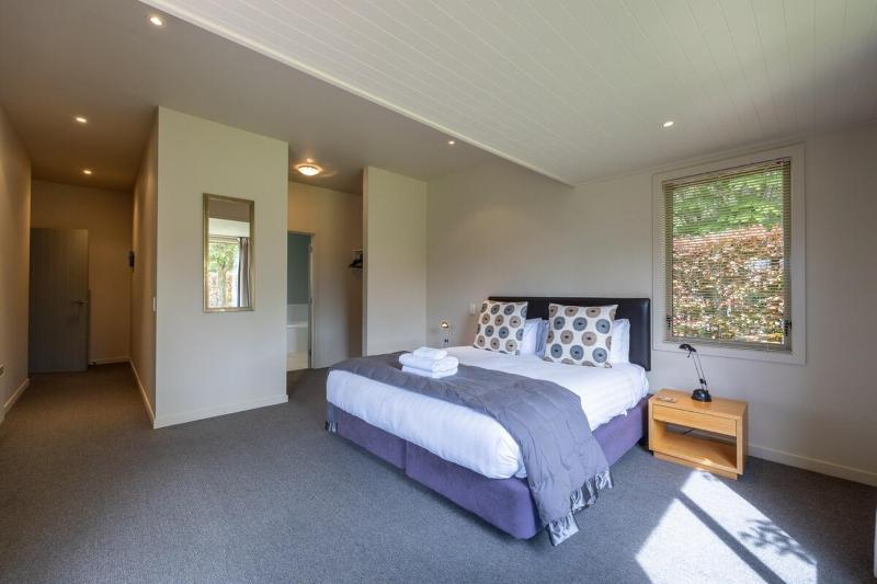 Meadowstone Villa | Cosy with Gas Fireplace & BBQ - image 19