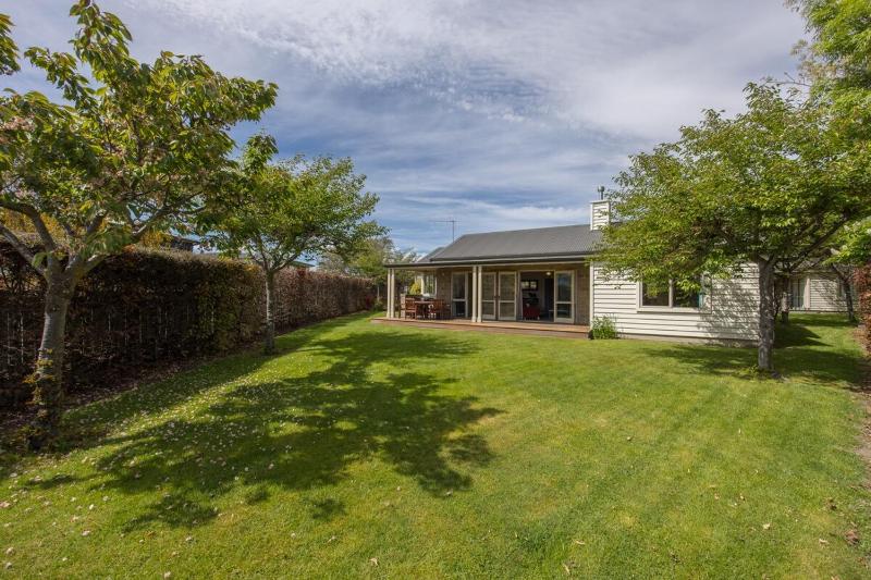 Meadowstone Villa | Cosy with Gas Fireplace & BBQ - image 7