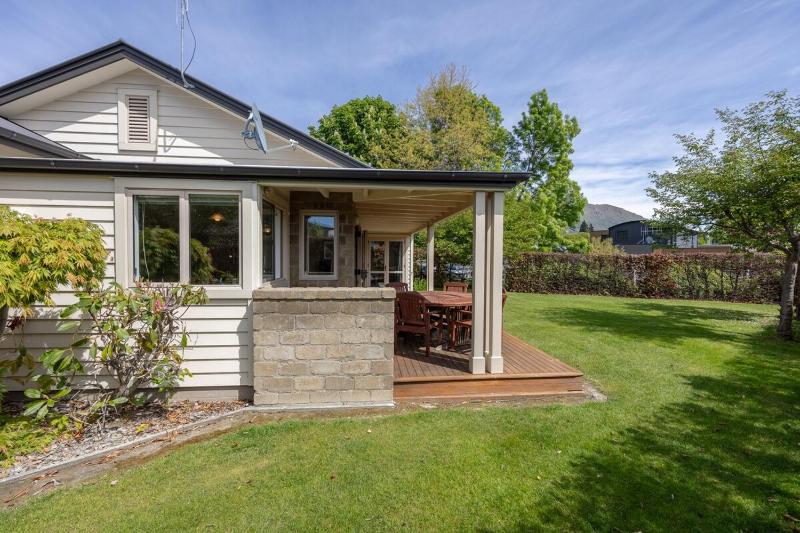 Meadowstone Villa | Cosy with Gas Fireplace & BBQ - image 9
