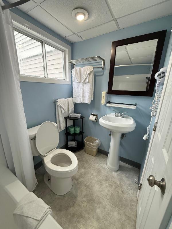 Bayside Queen Family Room image 4