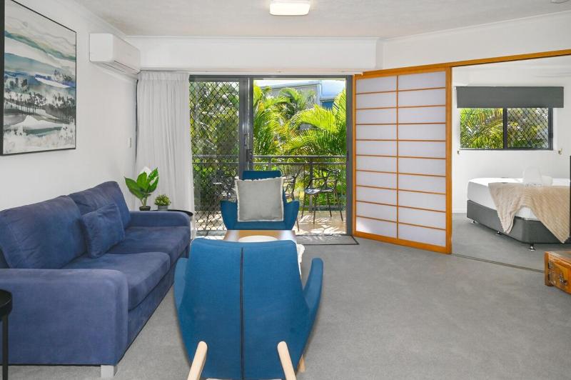 Seaside Charm & Comfort - 1min to Beach - image 9