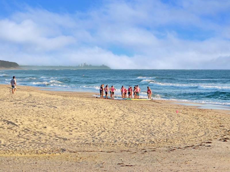 Seaside Charm & Comfort - 1min to Beach - image 8