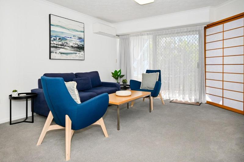 Seaside Charm & Comfort - 1min to Beach - image 14