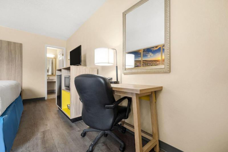 King Room - Mobility Access/Non-Smoking image 2