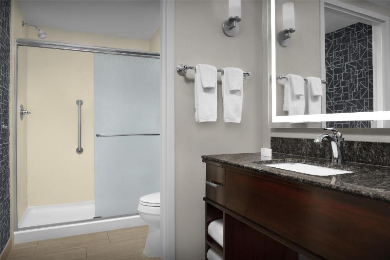 One-Bedroom Queen Suite with Two Queen Beds - Non-Smoking image 4