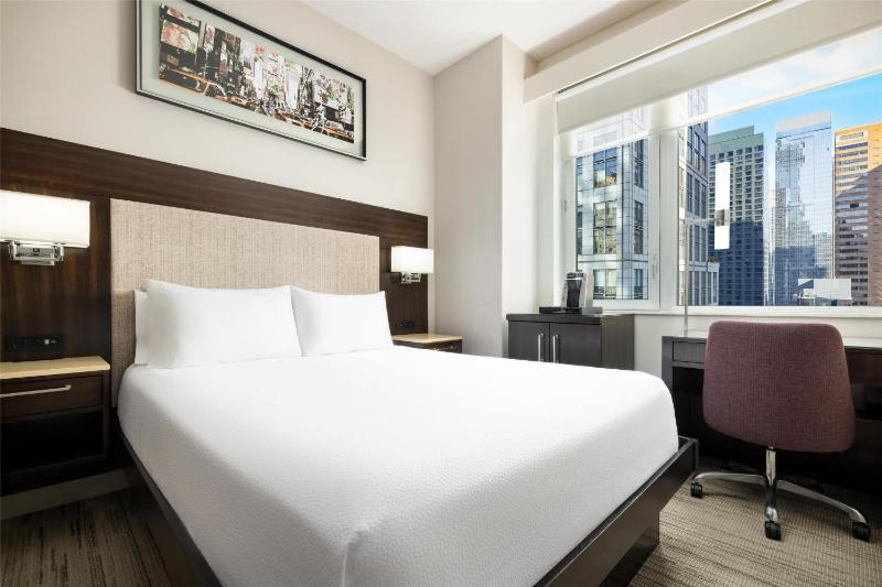Queen Room with City View image 4