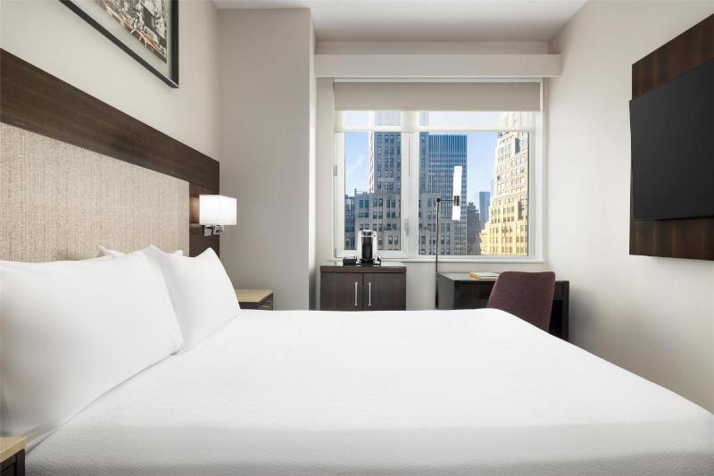 Queen Room with City View image 3