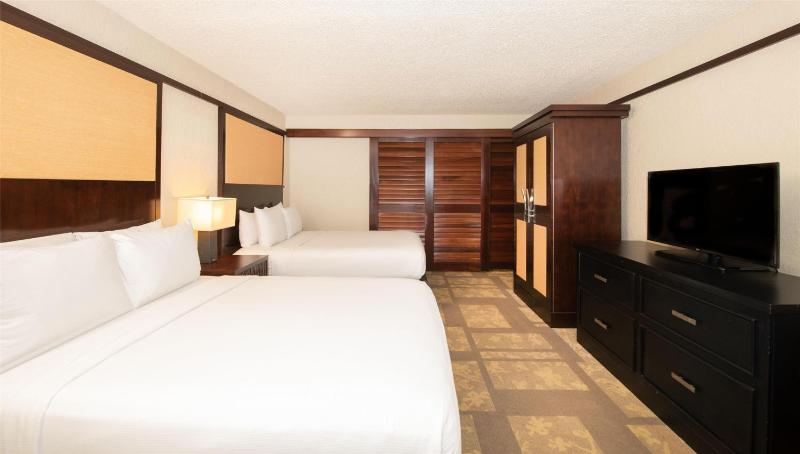 Deluxe Queen Room with Two Queen Beds - Wet Bar image 3