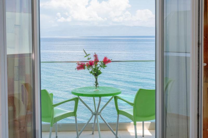 Quadruple Room with Sea View image 1